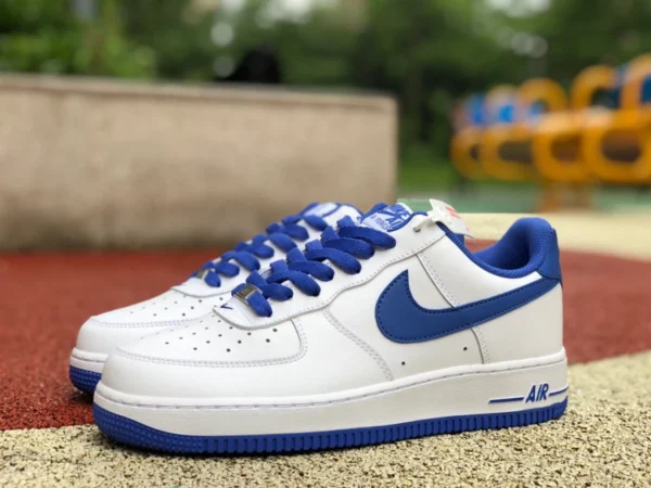 Zapatillas bajas AF1 blancas y azules Nike Air Force 1'07 AF1 Air Force One para hombre DH7561-104-102