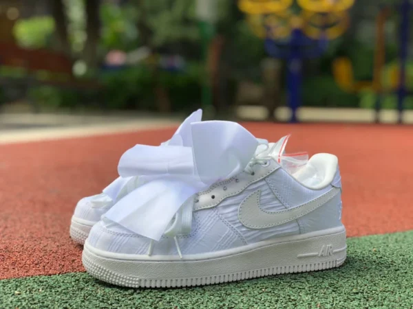 Zapatillas bajas AF1 con lazo blanco Nike Air Force 1 07 LX AF1 con lazo blanco DV4244-111