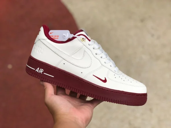 AF1 zapatillas bajas en blanco roto y rojo Nike Air Force 1 '07 SE AF1 zapatillas casual Air Force One en blanco roto y rojo DQ7582-100