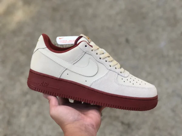 Af1 zapatillas bajas de ante blanquecino y rojo Nike Air Force 1 07 Air Force One aa1391-111