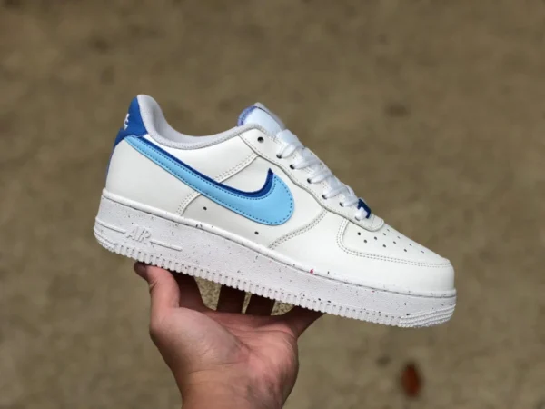 AF1 zapatillas bajas blancas y azules respetuosas con el medio ambiente Nike Air Force 1 '07 zapatillas casuales bajas de material reciclable blanco y azul DO9786 100