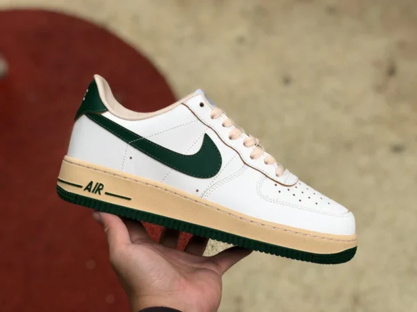 Zapatillas AF1 blancas y verdes old low Nike WMNS AIR FORCE 1 '07 Low "Gorge Green" blancas y verdes de mujer DZ4764-133