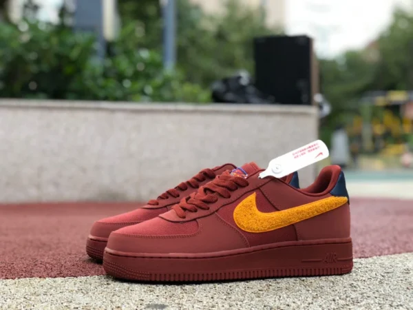 AF1 rojo marrón pato mandarín bajo Nike La Familia Redstone pato mandarín textil gancho marrón Air Force One placa DV5153 600