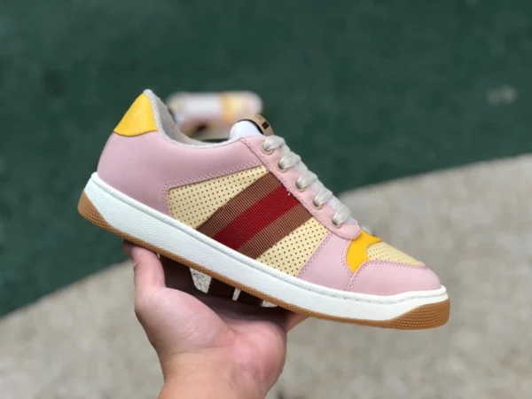 zapatos bajos de malla desgastada GUCCI Gucci Screener en rosa y amarillo