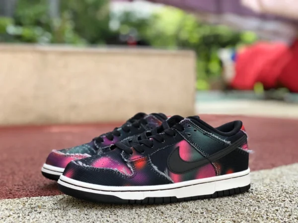 Zapatillas bajas con graffiti callejero en negro y morado Dunk Zapatillas retro bajas con graffiti callejero en negro y morado Dunk Low DM0108-002