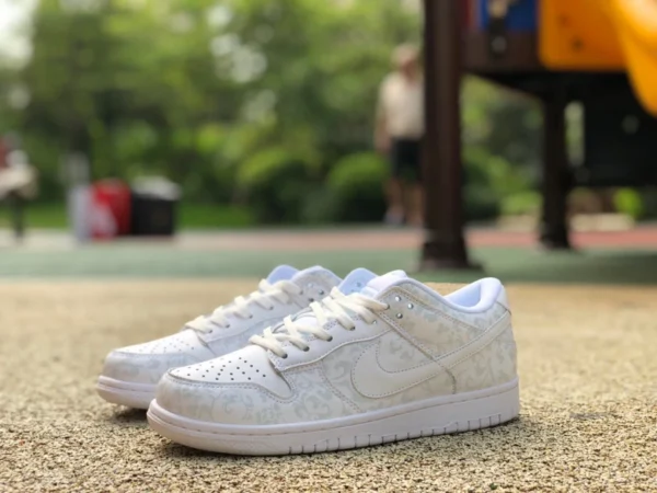 Zapatillas deportivas Nike Dunk Low Triple White con estampado blanco puro DD1503-109