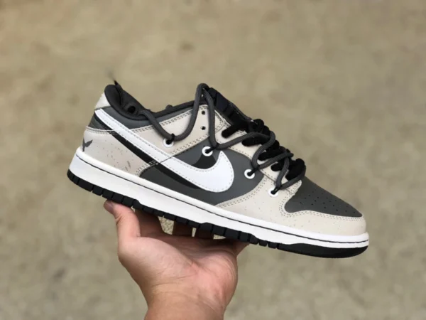 Zapatillas casual retro bajas grises y negras Nike Dunk Low con correa gris y negra DJ6188-002