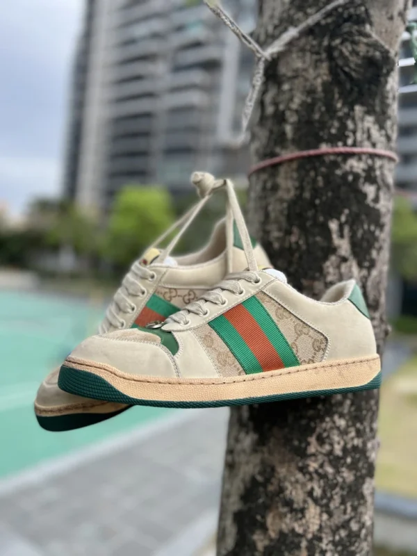 Gucci zapatos sucios cola verde