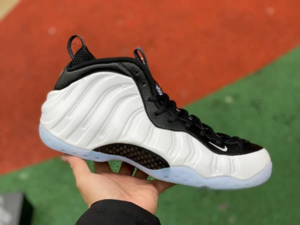 en blanco y negro Nike Foamposite One DV0815-100