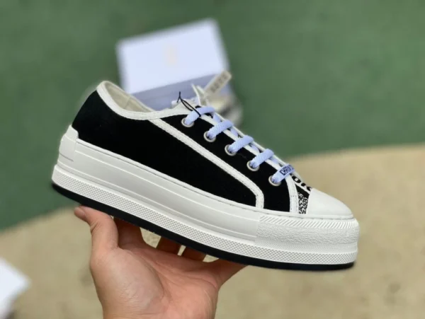 Zapatillas altas de moda DIOR Dior Walkn'Dior de algodón bordadas en blanco y negro para mujer