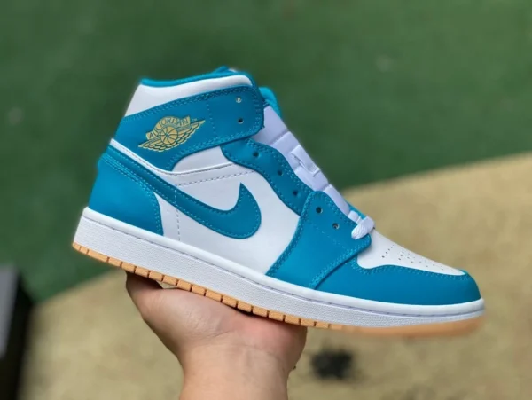 aj1mid zapatos de baloncesto retro de media caña azul y blanco con fondo azul, blanco y amarillo Air Jordan 1 Mid AJ1 originales puros DQ8426-400