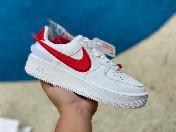 Air Force AMBUSH blancas y rojas Nike Air Force 1 AF1 AMBUSH conjunta DV3464-003