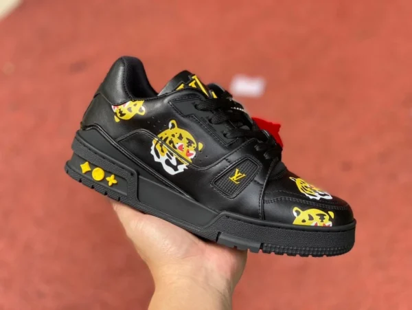 Zapatillas de deporte de moda Louis Vuitton Louis Vuitton Trainer negras de marca compartida LV Año del Tigre versión Guangzhou