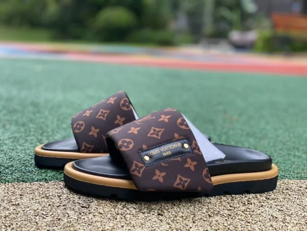 Pantuflas Lv caucho crudo marrón negro LOUIS VUITTON Pantuflas cómodas y sencillas de una línea